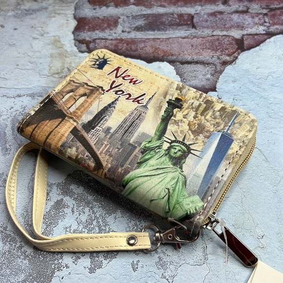 🆕New York Graphic Wallet Wristlet Card Slots Zip Pocket Perfect for Everyday - Picture 3 of 8